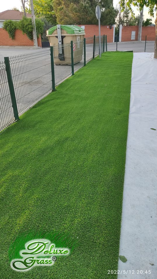 nr20-cesped-artificial-jardin-instalación-sobre-tierra-20mm-deluxe-grass-2